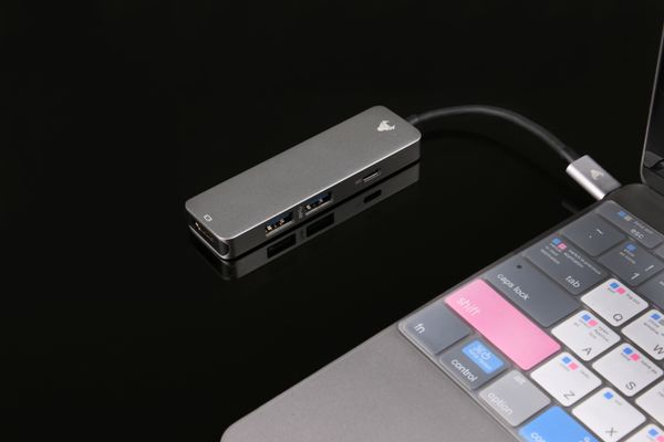 Universal USB-C Hub (Desk)